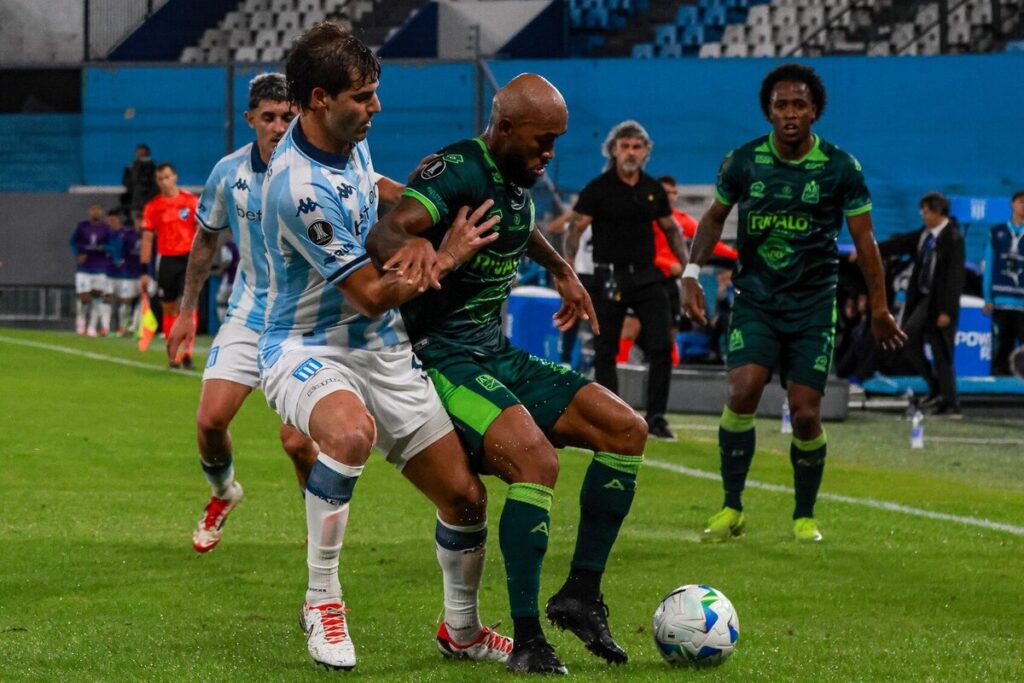 Jugadores de Racing Club y Atlético Bucaramanga disputando un balón.