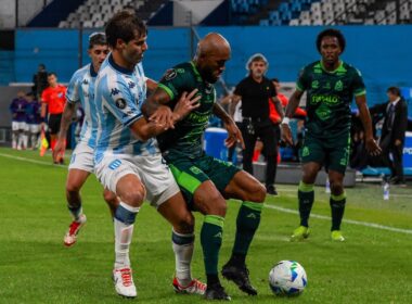 Jugadores de Racing Club y Atlético Bucaramanga disputando un balón.