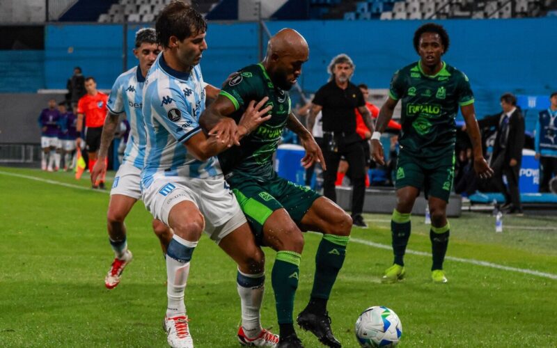 Jugadores de Racing Club y Atlético Bucaramanga disputando un balón.