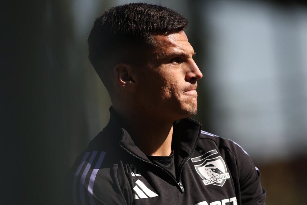 Primer plano de Lucas Cepeda vistiendo indumentaria de Colo-Colo.