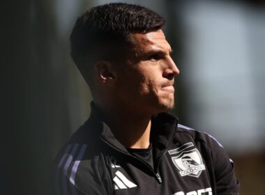 Primer plano de Lucas Cepeda vistiendo indumentaria de Colo-Colo.