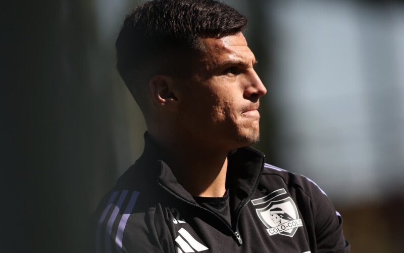 Primer plano de Lucas Cepeda vistiendo indumentaria de Colo-Colo.