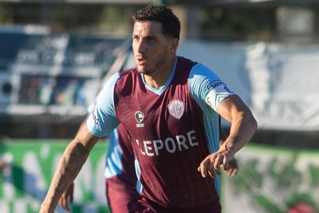 Gonzalo Castellani jugando un partido por Ferro Carril Oeste.