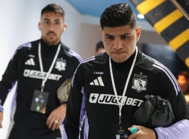 Jugadores de Colo-Colo cabizbajos.