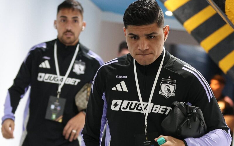 Jugadores de Colo-Colo cabizbajos.