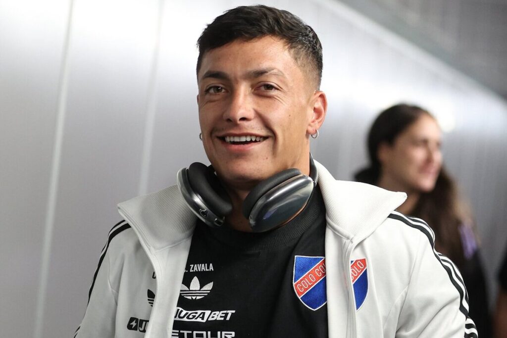 Primer plano de Cristián Zavala sonriendo vistiendo indumentaria de Colo-Colo.