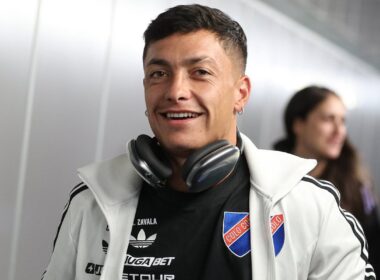Primer plano de Cristián Zavala sonriendo vistiendo indumentaria de Colo-Colo.