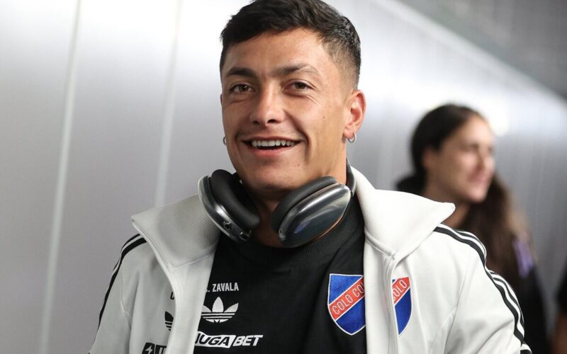 Primer plano de Cristián Zavala sonriendo vistiendo indumentaria de Colo-Colo.