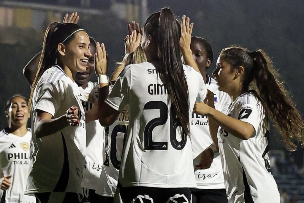 Las jugadoras de Colo-Colo celebrando un gol.