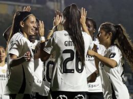Las jugadoras de Colo-Colo celebrando un gol.