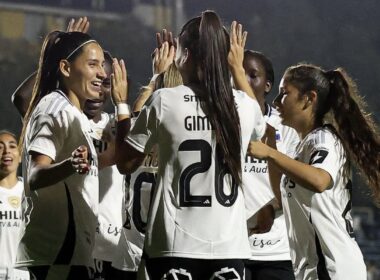 Las jugadoras de Colo-Colo celebrando un gol.