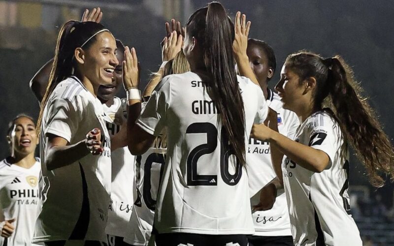 Las jugadoras de Colo-Colo celebrando un gol.