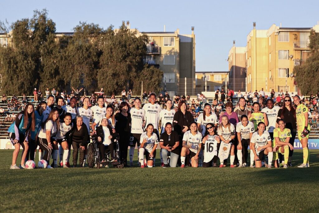 Jugadoras de Colo-Colo con sus madres por el día de la madre.