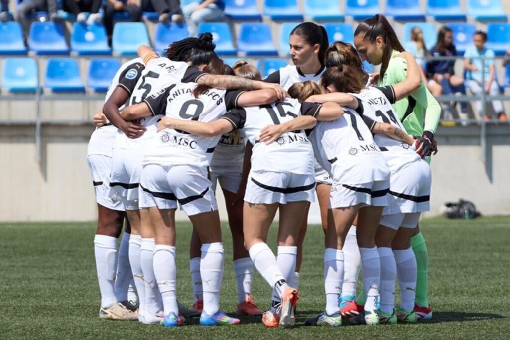 Jugadoras del equipo femenino del Valencia CF abrazadas en la cancha.