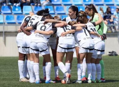 Jugadoras del equipo femenino del Valencia CF abrazadas en la cancha.