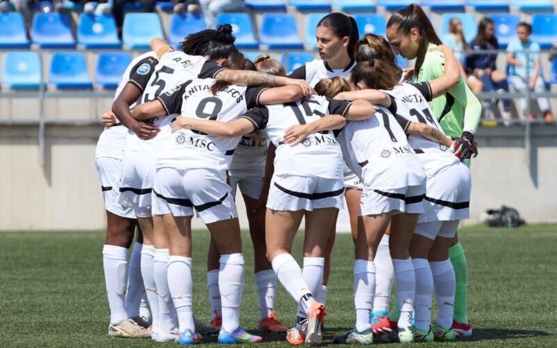 Jugadoras del equipo femenino del Valencia CF abrazadas en la cancha.