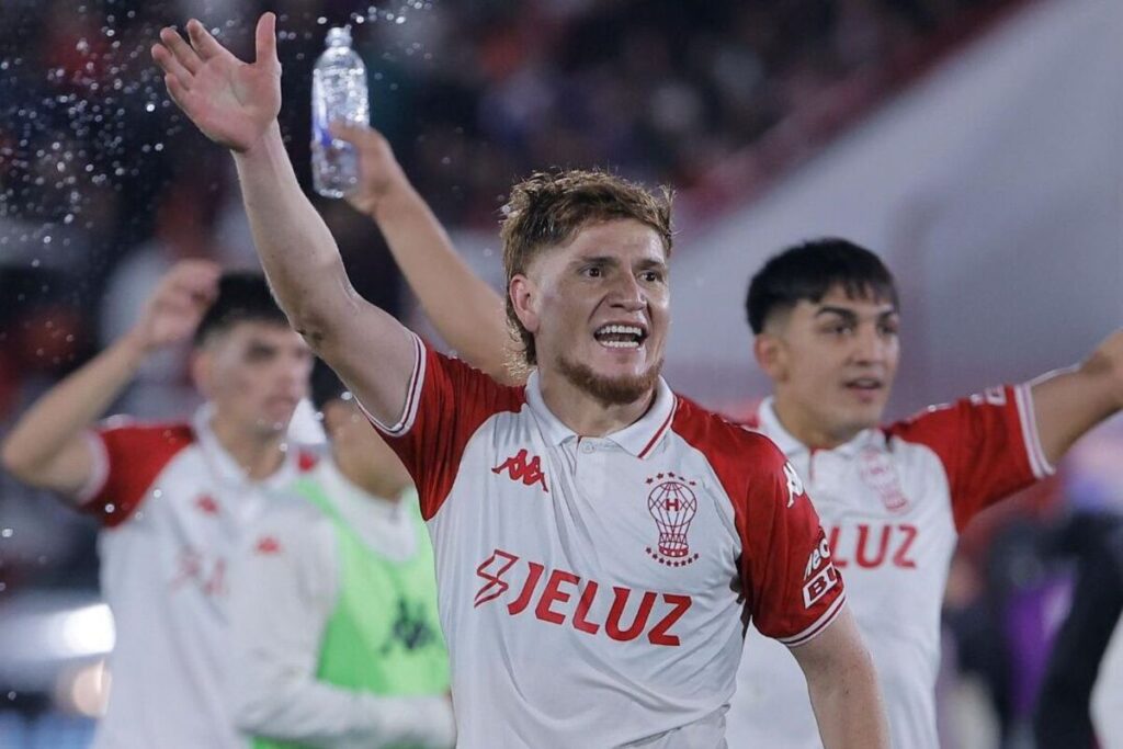 Leonardo Gil celebrando junto a sus compañeros de Huracán.