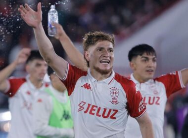 Leonardo Gil celebrando junto a sus compañeros de Huracán.