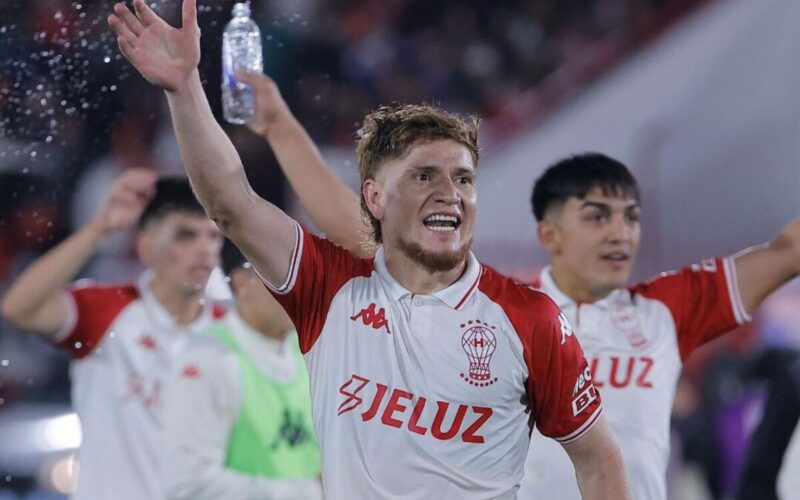 Leonardo Gil celebrando junto a sus compañeros de Huracán.
