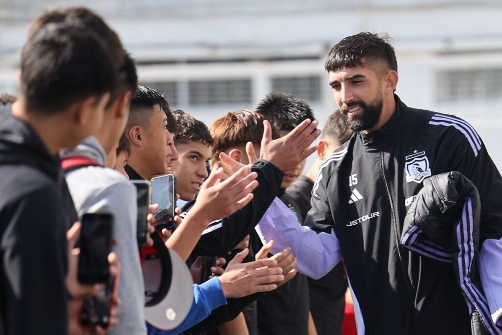 Emiliano Amor saludando a funcionarios de Colo-Colo.