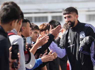 Emiliano Amor saludando a funcionarios de Colo-Colo.