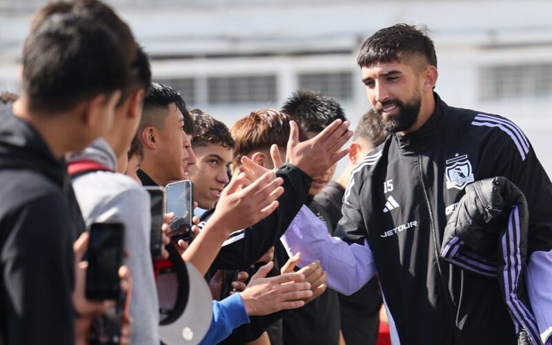 Emiliano Amor saludando a funcionarios de Colo-Colo.