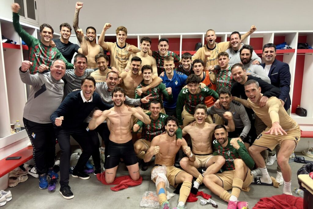 Beñat San José junto a sus dirigidos del Eibar celebrando en el camarín.