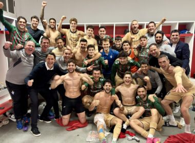 Beñat San José junto a sus dirigidos del Eibar celebrando en el camarín.