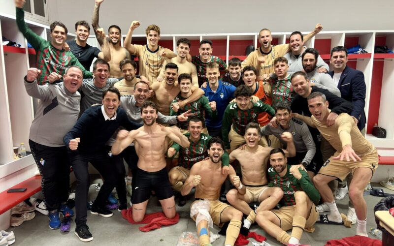 Beñat San José junto a sus dirigidos del Eibar celebrando en el camarín.