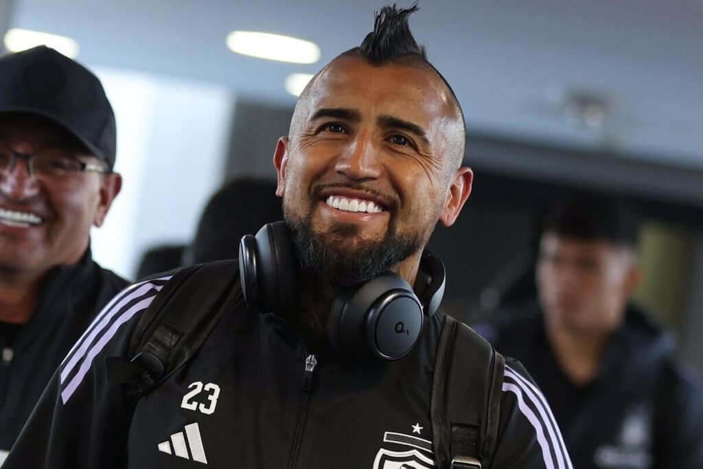 Primer plano de Arturo Vidal sonriente.
