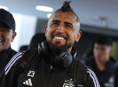 Primer plano de Arturo Vidal sonriente.