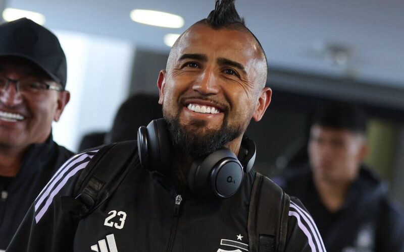 Primer plano de Arturo Vidal sonriente.