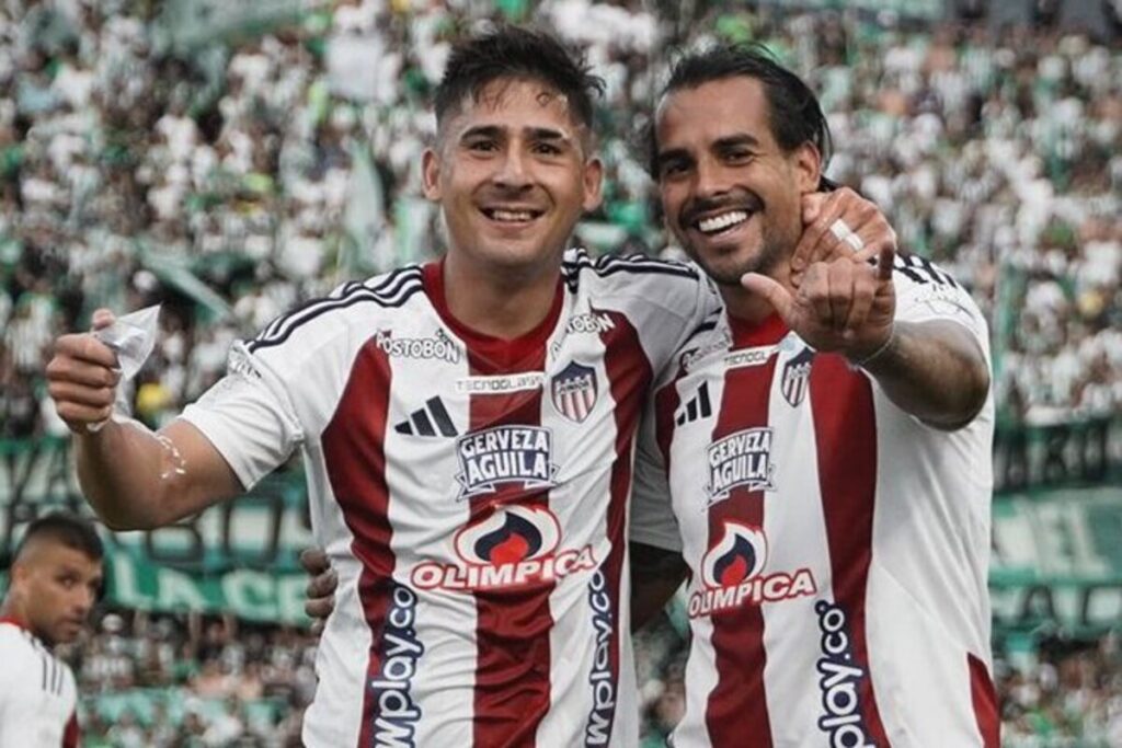 Guillermo Paiva celebrando el triunfo de Junior de Barranquilla sobre Atlético Nacional.
