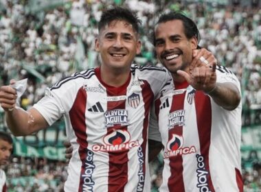 Guillermo Paiva celebrando el triunfo de Junior de Barranquilla sobre Atlético Nacional.