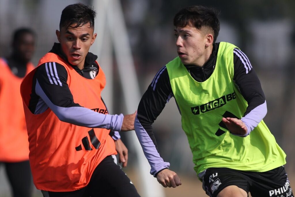 Vicente Pizarro y Leandro Hernández durante un entrenamiento de Colo-Colo.