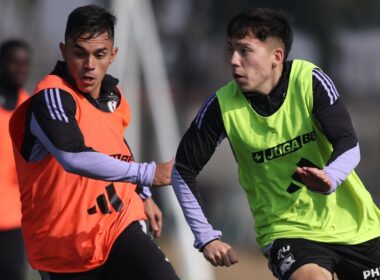Vicente Pizarro y Leandro Hernández durante un entrenamiento de Colo-Colo.