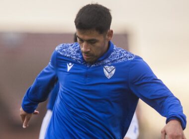 Primer plano de Claudio Baeza entrenando en Vélez Sarsfield.