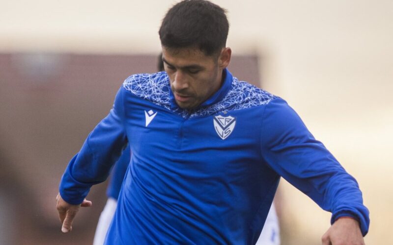 Primer plano de Claudio Baeza entrenando en Vélez Sarsfield.