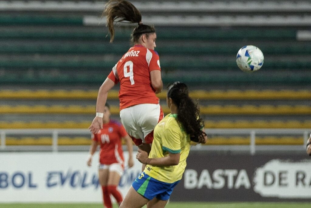 Cata Muñoz ganando un cabezazo contra Brasil en el Sudamericano.