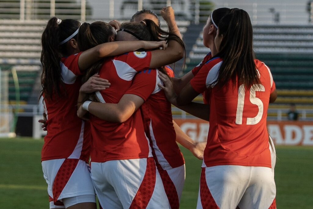 La Roja Femenina Sub-17 celebra gol ante Brasil.
