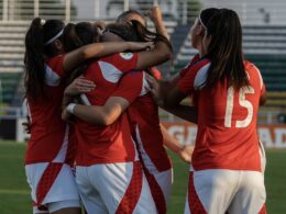 La Roja Femenina Sub-17 celebra gol ante Brasil.
