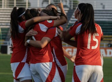 La Roja Femenina Sub-17 celebra gol ante Brasil.