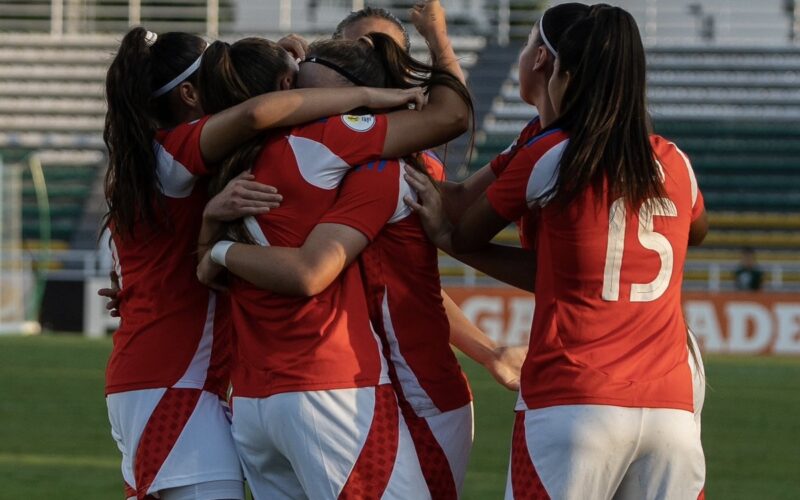 La Roja Femenina Sub-17 celebra gol ante Brasil.