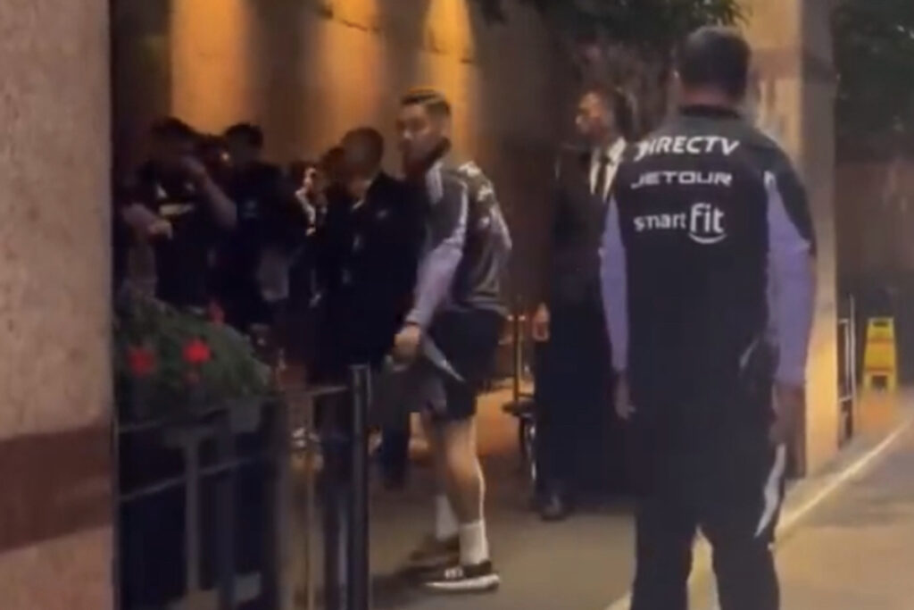 Captura de pantalla sobre video de hinchas gritándole al plantel de Colo-Colo.
