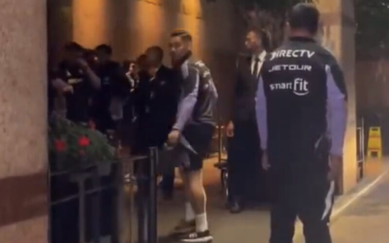 Captura de pantalla sobre video de hinchas gritándole al plantel de Colo-Colo.