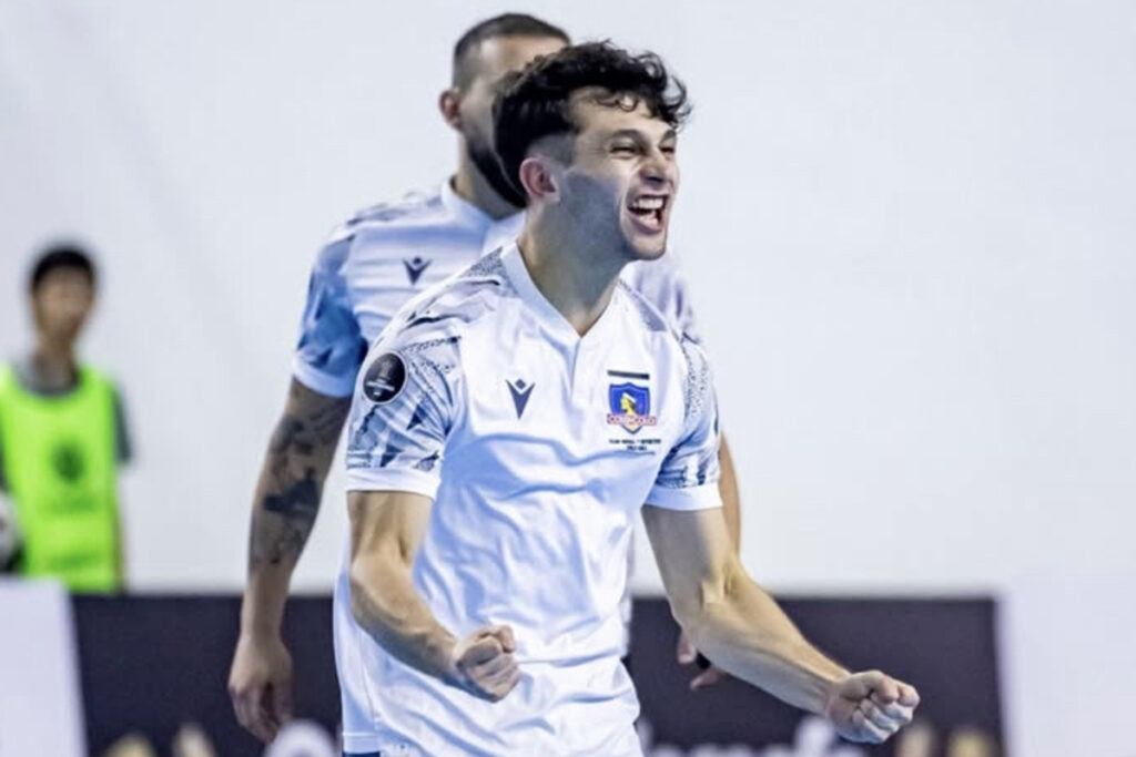 Jugadores de Colo-Colo futsal celebrando un gol en la Copa Libertadores.