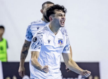 Jugadores de Colo-Colo futsal celebrando un gol en la Copa Libertadores.