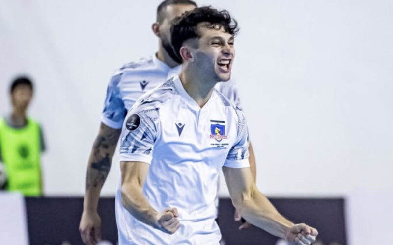 Jugadores de Colo-Colo futsal celebrando un gol en la Copa Libertadores.