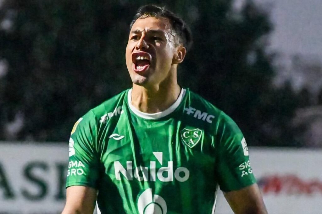 Iván Morales celebrando un gol con Sarmiento.