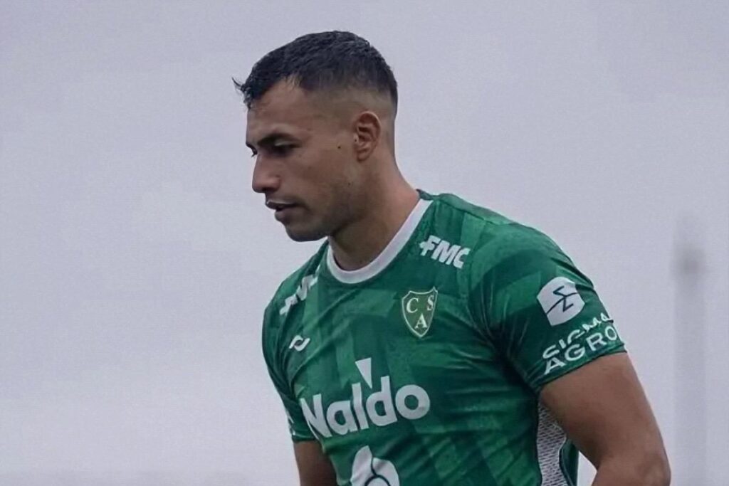 Iván Morales con la camiseta de Club Sarmiento de Junín.